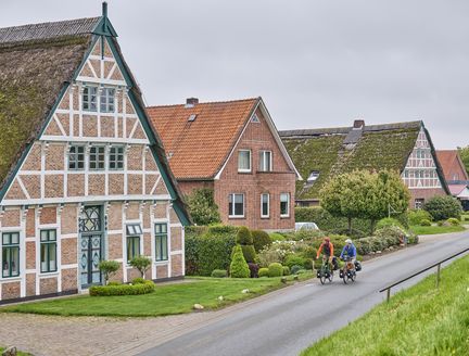 Radweg führt an alten Fachweghäusern vorbei.