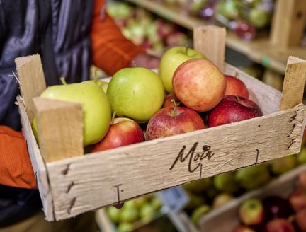 Holzkiste mit leckeren Äpfeln drin