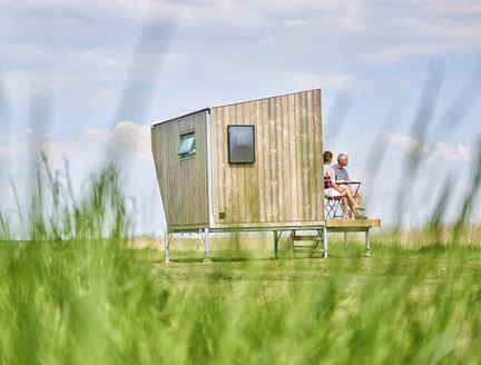 Kleines Holzhäuschen mitten in der Natur mit kleiner Terrasse