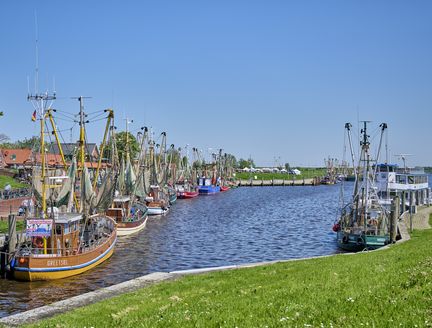 Kleiner Kutterhafen mit Kuttern links und rechts